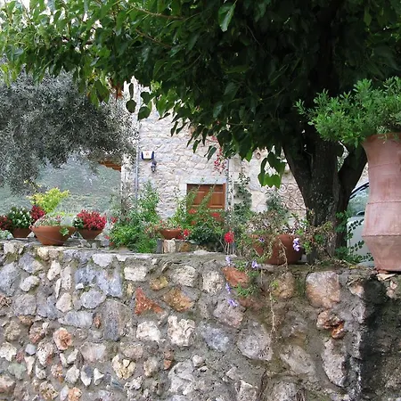 בית נופש Homeberry, Traditional Stone House In