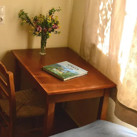 בית נופש Homeberry, Traditional Stone House In *